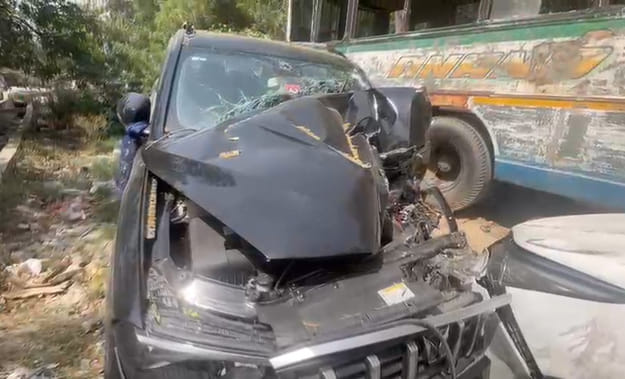 दिल्ली मेरठ रोड पर हुई सड़क दुर्घटना में क्षतिग्रस्त गाड़ी। संवाद दिल्ली मेरठ रोड पर हुई सड़क दुर्घटना में क्षतिग्रस्त गाड़ी। संवाद