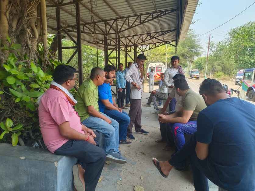 दिल्ली मेरठ रोड पर हुई सड़क दुर्घटना में क्षतिग्रस्त गाड़ी। संवाद दिल्ली मेरठ रोड पर हुई सड़क दुर्घटना में क्षतिग्रस्त गाड़ी। संवाद