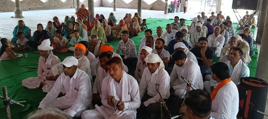ऊन गुरु रविदास आश्रम गुरु गद्दी पर मासिक सत्संग में बोलते महंत आचार्य कंवरपाल ब्रह्मचारी । ऊन गुरु रविदास आश्रम गुरु गद्दी पर मासिक सत्संग में बोलते महंत आचार्य कंवरपाल ब्रह्मचारी ।