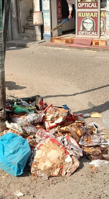 ऊना शहर में सफाई न होने से दुकानों के बाद फैला कचरा -संवाद