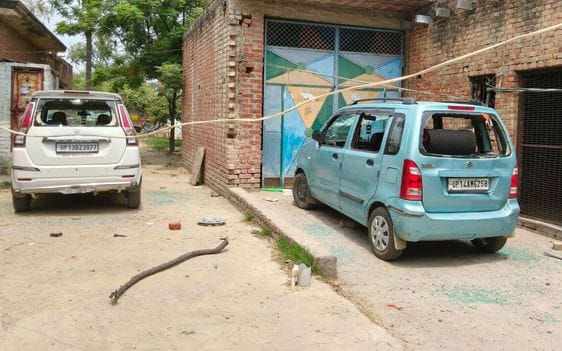 वजीरगंज के गांव कर्रगांव में दंबगों की तोड़फोड़ के बाद बिखरा पड़ा सामान। संवाद वजीरगंज के गांव कर्रगांव में दंबगों की तोड़फोड़ के बाद बिखरा पड़ा सामान। संवाद