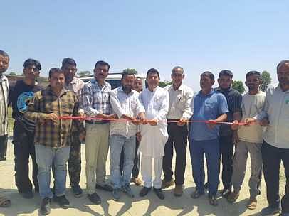 विकास कार्यों का लोकार्पण करते व युवाओं में क्रिकेट किट वितरित करते डीडीसी सदस्य सुरेश शर्मा