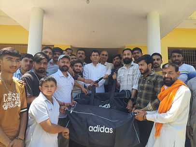 विकास कार्यों का लोकार्पण करते व युवाओं में क्रिकेट किट वितरित करते डीडीसी सदस्य सुरेश शर्मा