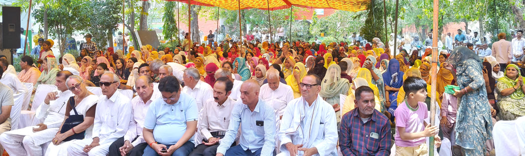 28जेएनडी27-पाजू खुर्द गांव में सिमरन का अभिनंदन करते हुए अतिथिगण। संवाद 28जेएनडी27-पाजू खुर्द गांव में सिमरन का अभिनंदन करते हुए अतिथिगण। संवाद