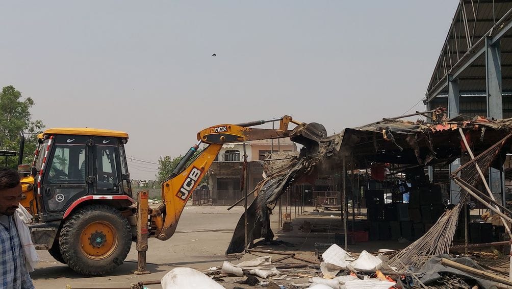 28जेएनडी32-सब्जी मंडी में कार्रवाई के दौरान पुलिस बल और मार्किट कमेटी अधिकारी। संवाद