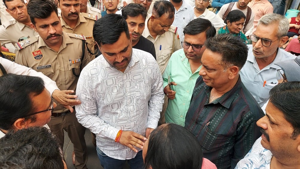 28जेएनडी36-सडक़ पर जाम लगाकर नारेबाजी करते हुए आर्य उप नगर के लोग। संवाद 28जेएनडी36-सडक़ पर जाम लगाकर नारेबाजी करते हुए आर्य उप नगर के लोग। संवाद