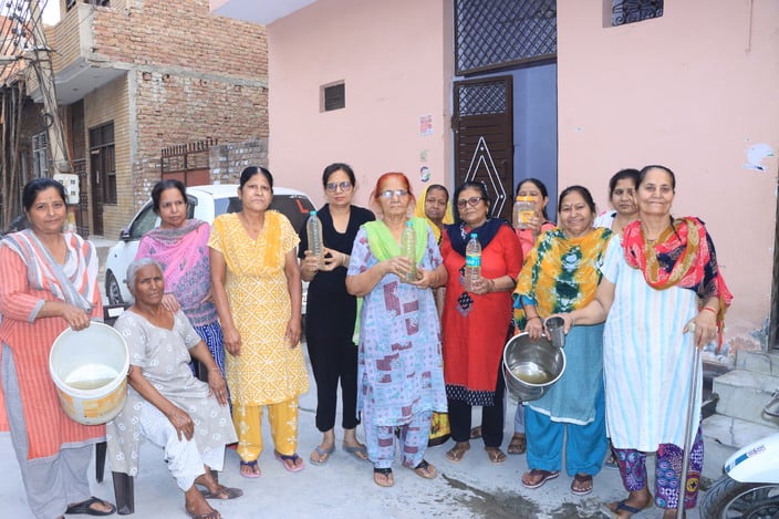 28सीटीके13...रोहतक के गोहाना रोड स्थित कृष्णा कॉलोनी में नल से आए गंदे पानी को दिखाते काॅलोनीव