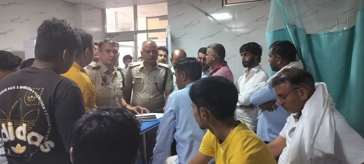 29जेएनडी11-नागरिक अस्पताल में शव लेने के इंतजार में बैठे परिजन। संवाद