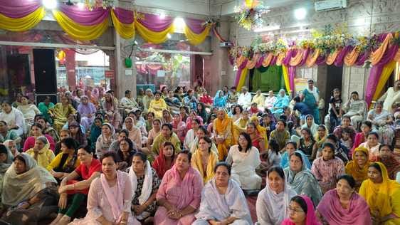 अंबाला छावनी स्थित श्री बांके बिहारी मंदिर में कथा सुनाते कथावाचक अश्विनी महाराज। प्रवक्ता