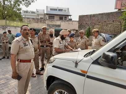अंबाला में लगने वाली मंडे मार्केट में विश्व हिंदू परिषद के सदस्यों को पुलिस द्वारा की जा रही का