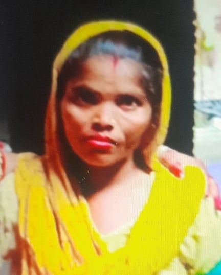 अफजलगढ़ के गांव न्यादरी सुआवाला मार्ग पुलिया पर बाइक उछलने से गिरी महिला की मौत पर विलाप करते प