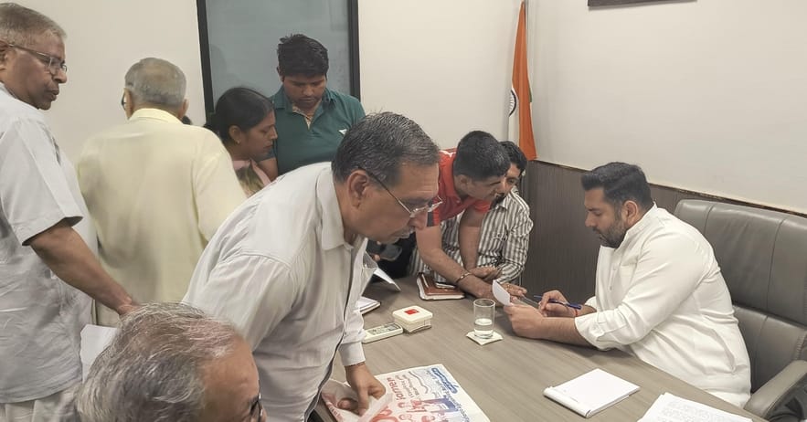 फोटो-27: सोनीपत के सेक्टर-14 स्थित अपने कार्यालय में जनसमस्याएं सुनते विधायक निखिल मदान। स्रोत: फोटो-27: सोनीपत के सेक्टर-14 स्थित अपने कार्यालय में जनसमस्याएं सुनते विधायक निखिल मदान। स्रोत:
