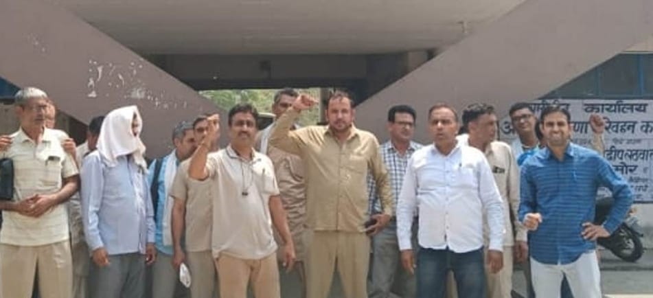 फोटो 35: सोनीपत के गोहाना बस स्टैंड परिसर में प्रदर्शन करते रोडवेज कर्मचारी। स्रोत: संगठन फोटो 35: सोनीपत के गोहाना बस स्टैंड परिसर में प्रदर्शन करते रोडवेज कर्मचारी। स्रोत: संगठन