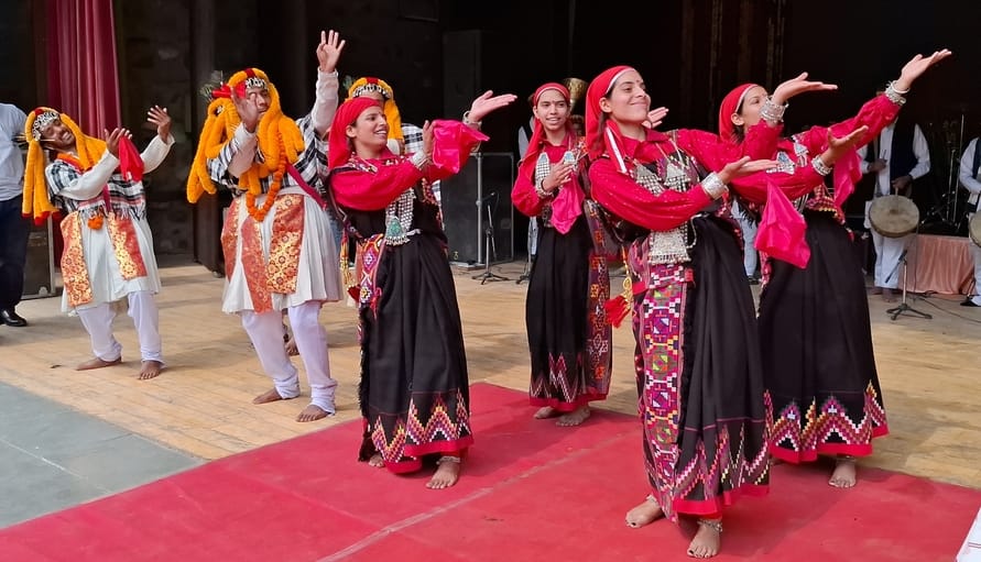 कुल्लू में दुसरी दिन सांस्कृति संध्या में प्रस्तुति देते भुवनेश्वरी युवक मंडल बाशिंग के कलाकार कुल्लू में दुसरी दिन सांस्कृति संध्या में प्रस्तुति देते भुवनेश्वरी युवक मंडल बाशिंग के कलाकार