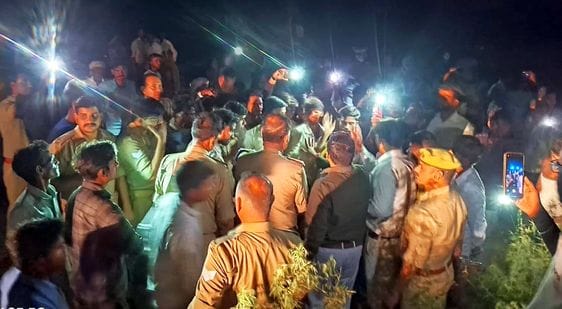 कुतराई गांव में मारपीट के बाद सड़क पर बैठी महिलाएं। संवाद कुतराई गांव में मारपीट के बाद सड़क पर बैठी महिलाएं। संवाद
