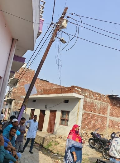 लोहा बाजार में झुका बिजली का खंभा। संवाद लोहा बाजार में झुका बिजली का खंभा। संवाद