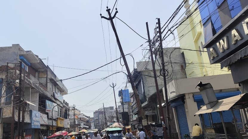 लोहा बाजार में झुका बिजली का खंभा। संवाद लोहा बाजार में झुका बिजली का खंभा। संवाद