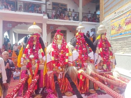 लालसा में परशुराम जयंती पर आयोजित कार्यक्रम में नाचती महिलाएं। संवाद