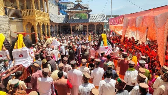 लालसा में परशुराम जयंती पर आयोजित कार्यक्रम में नाचती महिलाएं। संवाद
