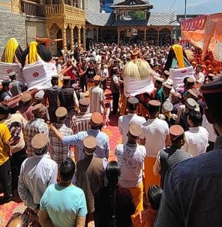 लालसा में परशुराम जयंती पर आयोजित कार्यक्रम में नाचती महिलाएं। संवाद