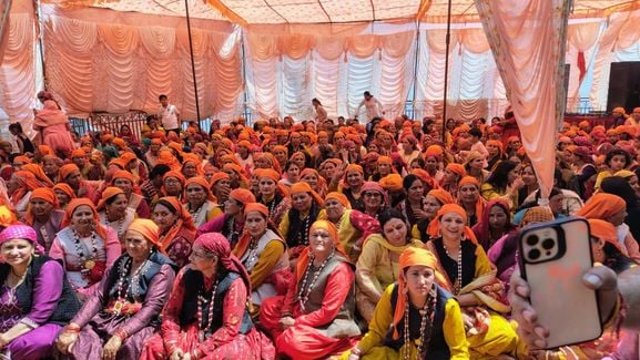 लालसा में परशुराम जयंती पर आयोजित कार्यक्रम में नाचती महिलाएं। संवाद