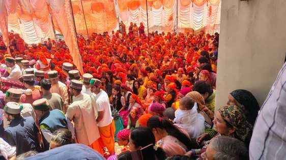 लालसा में परशुराम जयंती पर आयोजित कार्यक्रम में नाचती महिलाएं। संवाद