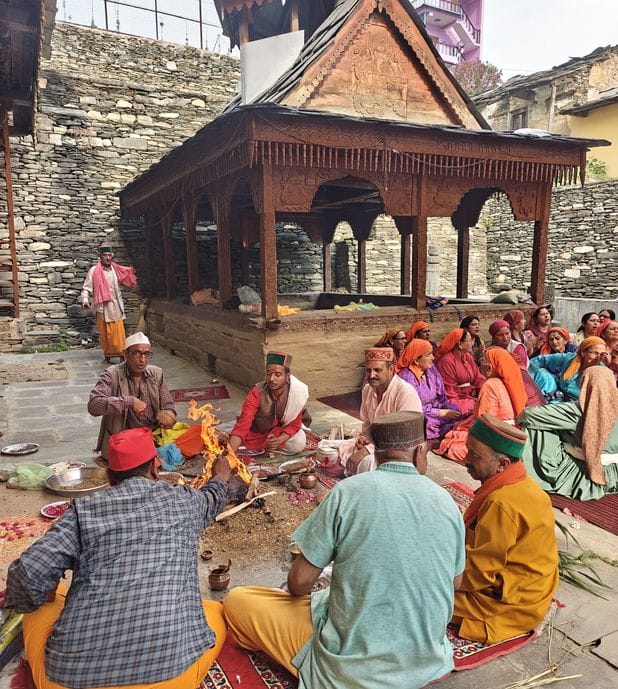 निरमंड में परशुराम जन्मोत्सव पर हवन यज्ञ करते आचार्य। स्रोत : जागरूक पाठक निरमंड में परशुराम जन्मोत्सव पर हवन यज्ञ करते आचार्य। स्रोत : जागरूक पाठक