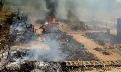 नंदपुर पंचायत में जलकर राख हुईं प्रवासी मजदूरों की झुग्गियां। -स्रोत : जागरूक पाठक नंदपुर पंचायत में जलकर राख हुईं प्रवासी मजदूरों की झुग्गियां। -स्रोत : जागरूक पाठक