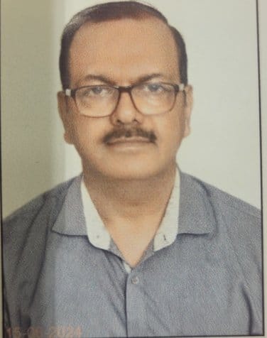 प्राइज लॉक की खबर के फोटोः- ज्वेलरी शोरूम पर खरीददारी करते ग्राहक।