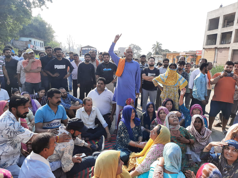 पठानकोट मंडी राष्ट्रीय उच्च मार्ग पर स्थित नागवाड़ी क्षेत्र  में फोरलेन का कार्य कर रही मशीन के 