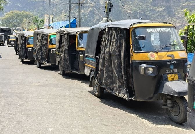 रामपुर में टैक्सियों में नहीं लगे कार बिन, चालकों में असमंजस का माहौल। संवाद रामपुर में टैक्सियों में नहीं लगे कार बिन, चालकों में असमंजस का माहौल। संवाद