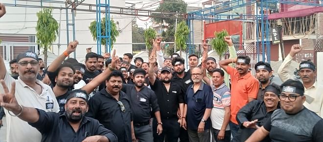 स्योहारा में मुख्य बाजार की सड़क पर चिपकाये गये मुर्दाबाद लिखे पाकिस्तानी झंडे। संवाद
