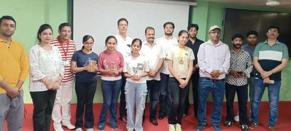 शहर के पुलिस डीएवी पब्लिक स्कूल में जिला स्तरीय शतरंज प्रतियोगिता में खेलते हुए खिलाड़ी। एसोसि शहर के पुलिस डीएवी पब्लिक स्कूल में जिला स्तरीय शतरंज प्रतियोगिता में खेलते हुए खिलाड़ी। एसोसि