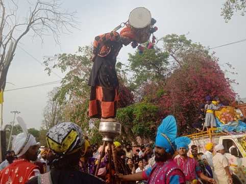श्री गुरूद्वारा दशमेश अस्थान  नाहन में भाई कुलविंद्र सिंह शबद कीर्तन करते हुए। संवाद