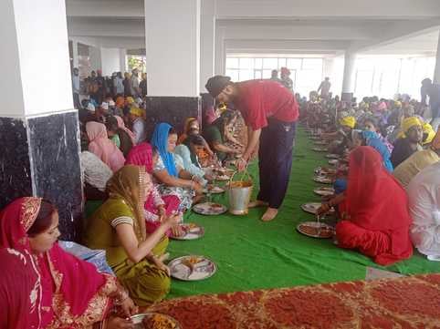 श्री गुरूद्वारा दशमेश अस्थान  नाहन में भाई कुलविंद्र सिंह शबद कीर्तन करते हुए। संवाद