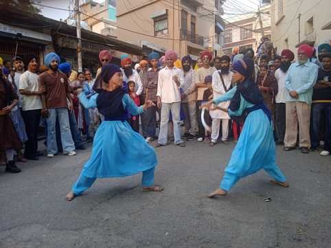श्री गुरूद्वारा दशमेश अस्थान  नाहन में भाई कुलविंद्र सिंह शबद कीर्तन करते हुए। संवाद