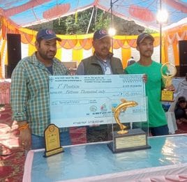 ट्राउट कैच एवं रिलीज प्रतियोगिता में विजेता प्रतिभागी को पुरूस्कृत करते हुए आयोजक।--सोर्स.....स