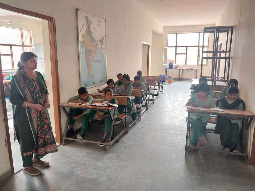 29सीटीके39-खरावड़ स्कूल में लगाई पार्टिशन में पढ़ाई करते विद्यार्थी। स्रोत:ग्रामीण 29सीटीके39-खरावड़ स्कूल में लगाई पार्टिशन में पढ़ाई करते विद्यार्थी। स्रोत:ग्रामीण