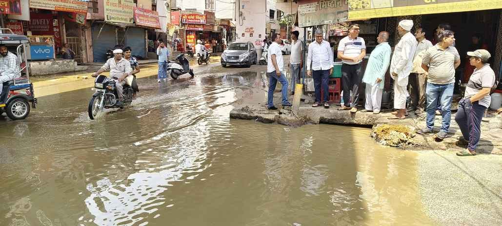29सीटीके56...कच्चा बेरी रोड पर नालियों में गोबर बहाने से सड़क पर जलजमाव का स्कूटी पर बैठ निरीक् 29सीटीके56...कच्चा बेरी रोड पर नालियों में गोबर बहाने से सड़क पर जलजमाव का स्कूटी पर बैठ निरीक्