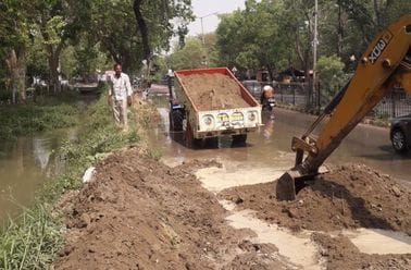 9सीटीके17 सोनीपत रोड पर रजबाहा ओवरफ्लो होने से सड़क पर खड़े पानी से परेशान होकर निकलते वाहन चाल