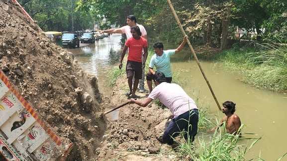 9सीटीके17 सोनीपत रोड पर रजबाहा ओवरफ्लो होने से सड़क पर खड़े पानी से परेशान होकर निकलते वाहन चाल