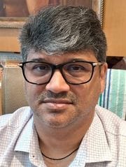 आभूषण की दुकान पर खरीदारी करते ग्राहक। संवाद आभूषण की दुकान पर खरीदारी करते ग्राहक। संवाद