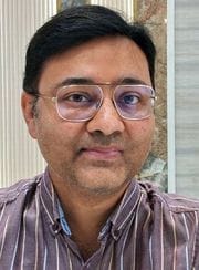 आभूषण की दुकान पर खरीदारी करते ग्राहक। संवाद आभूषण की दुकान पर खरीदारी करते ग्राहक। संवाद