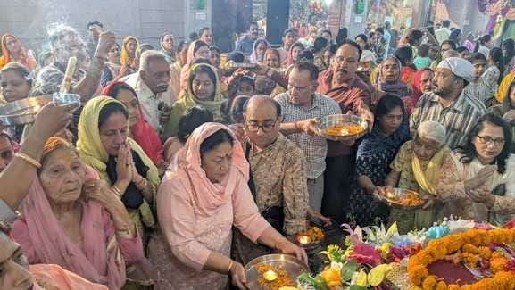 अंबाला छावनी के गोविंद नगर स्थित श्री बांके बिहारी मंदिर में प्रवचन करते कथा व्यास। प्रवक्ता