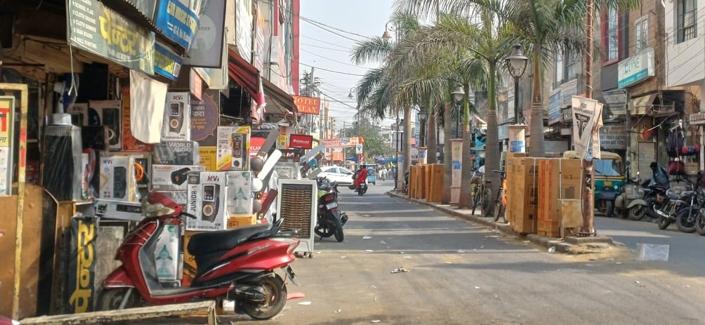 अंबाला छावनी स्थित राय मार्केट में दुकान से बाहर सामान रखकर किया अतिक्रमण। संवाद