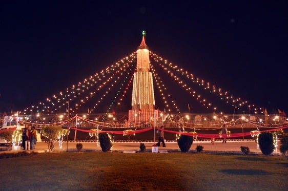 अक्षय तृतीया के अवसर पर भव्य रूप से सजाया गया श्री श्वेतांबर मंदिर स्रोत संवाद अक्षय तृतीया के अवसर पर भव्य रूप से सजाया गया श्री श्वेतांबर मंदिर स्रोत संवाद
