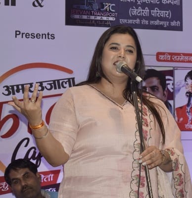 अमर उजाला काव्य कैफे (कवि सम्मेलन) में काव्य पाठ करते कवि धर्मराज कवि शायर। संवाद