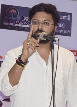 अमर उजाला काव्य कैफे (कवि सम्मेलन) में काव्य पाठ करते कवि धर्मराज कवि शायर। संवाद