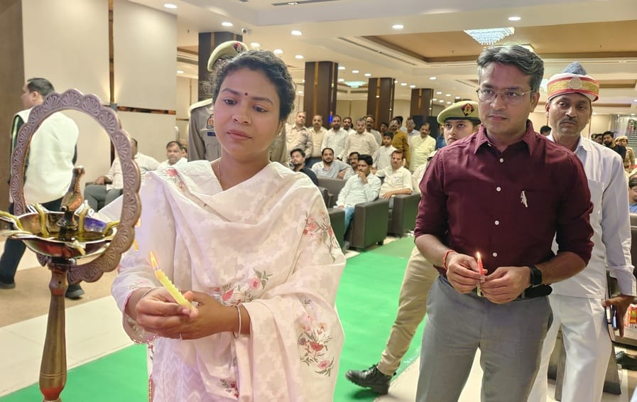 अमर उजाला काव्य कैफे (कवि सम्मेलन) में काव्य पाठ करते कवि धर्मराज कवि शायर। संवाद