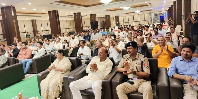 अमर उजाला काव्य कैफे (कवि सम्मेलन) में काव्य पाठ करते कवि धर्मराज कवि शायर। संवाद